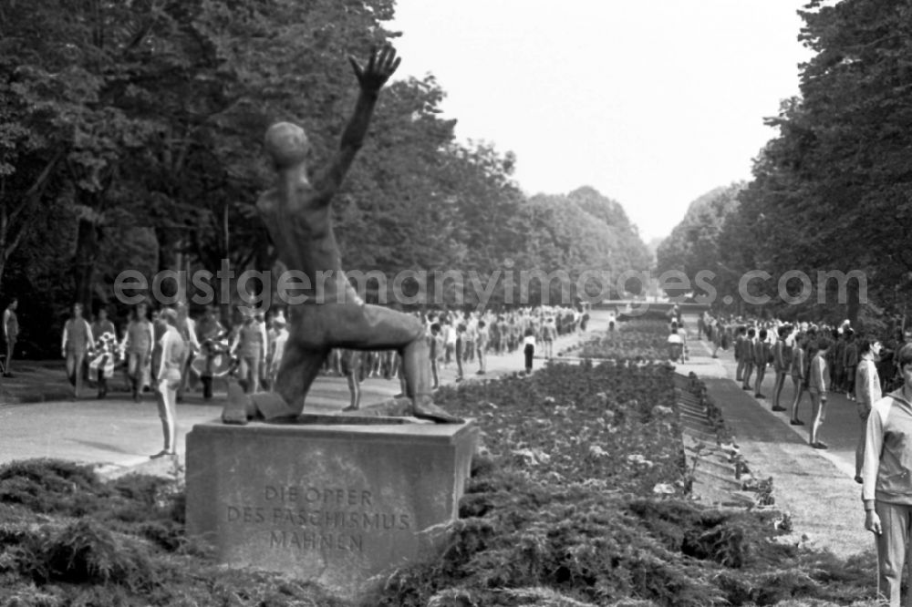 GDR photo archive: Leipzig - Gymnastics and Sports Festival Spartakiade in Leipzig in the state Saxony on the territory of the former GDR, German Democratic Republic