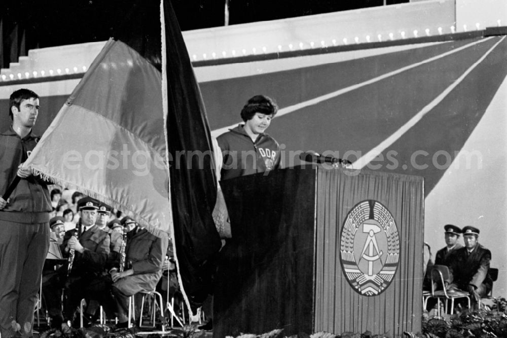 GDR picture archive: Leipzig - Gymnastics and Sports Festival Spartakiade in Leipzig in the state Saxony on the territory of the former GDR, German Democratic Republic