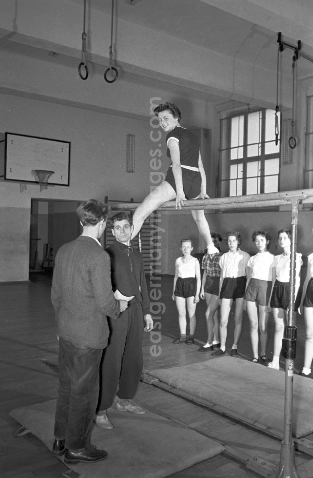 Berlin: Students during gymnastics lessons in Berlin East Berlin in the area of the former GDR, German Democratic Republic