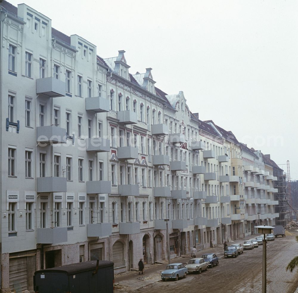 GDR photo archive: Berlin - Renovation of old buildings in Willi-Bredel-Strasse in the Prenzlauer Berg district of East Berlin in the area of the former GDR, German Democratic Republic