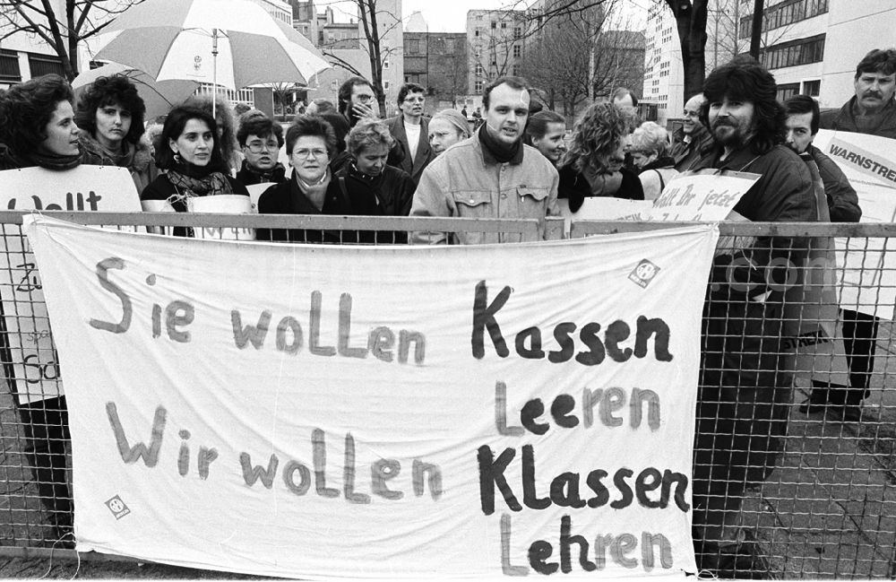 GDR image archive: Berlin / Mitte - Warnstreik an der 3. Gesamtschule Berlin Mitte ND / Lange 17.