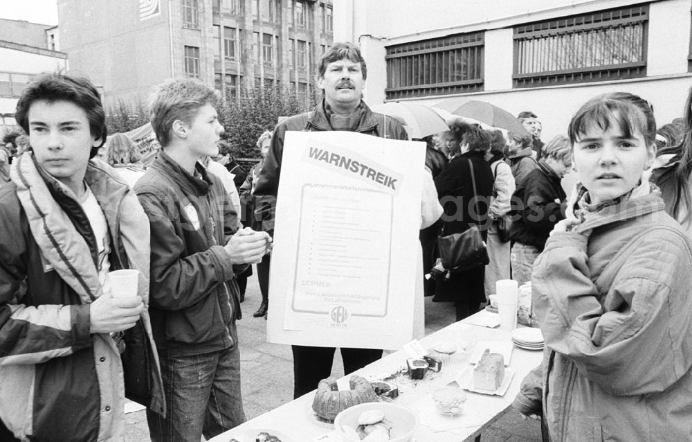 GDR photo archive: Berlin / Mitte - Warnstreik an der 3. Gesamtschule Berlin Mitte ND / Lange 17.