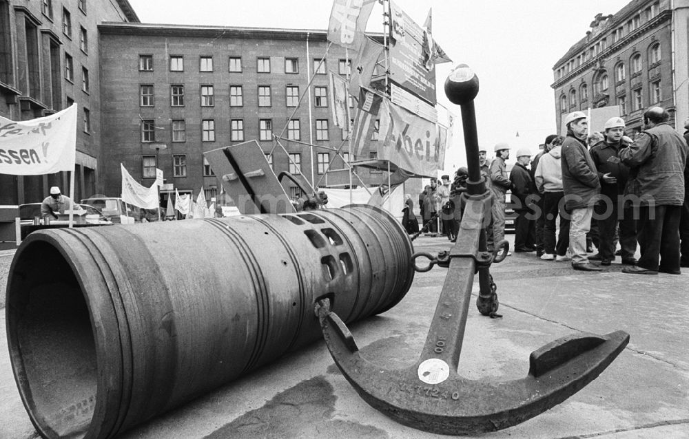 GDR picture archive: Berlin / Mitte - Warnstreik an der 3. Gesamtschule Berlin Mitte ND / Lange 17.