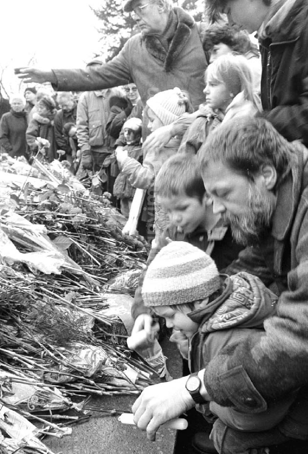 GDR image archive: Berlin - Karl Liebknecht-und Rosa Luxemburg-Demonstration 9.1.1994 Umschlagnr.: 1994-