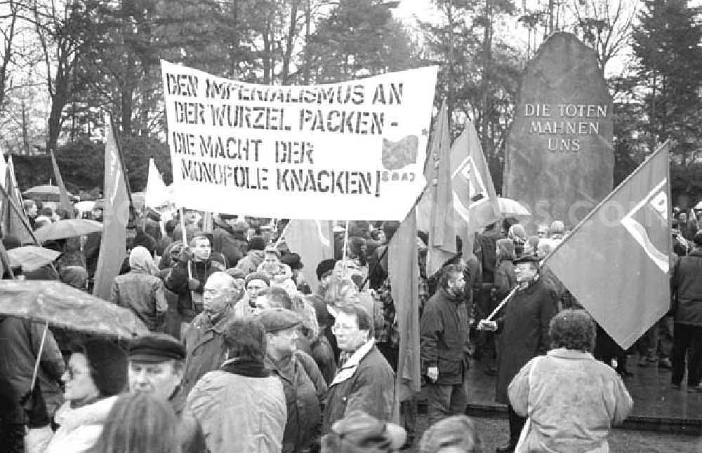 GDR picture archive: Berlin - Karl Liebknecht-und Rosa Luxemburg-Demonstration 9.1.1994 Umschlagnr.: 1994-