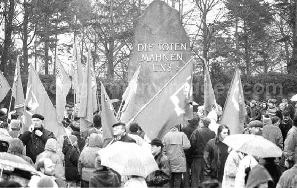 GDR image archive: Berlin - Karl Liebknecht-und Rosa Luxemburg-Demonstration 9.1.1994 Umschlagnr.: 1994-