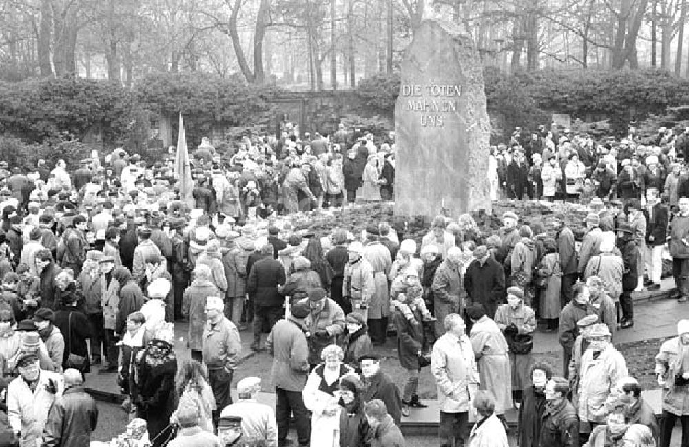 GDR photo archive: Berlin - Karl Liebknecht-und Rosa Luxemburg-Demonstration 9.1.1994 Umschlagnr.: 1994-