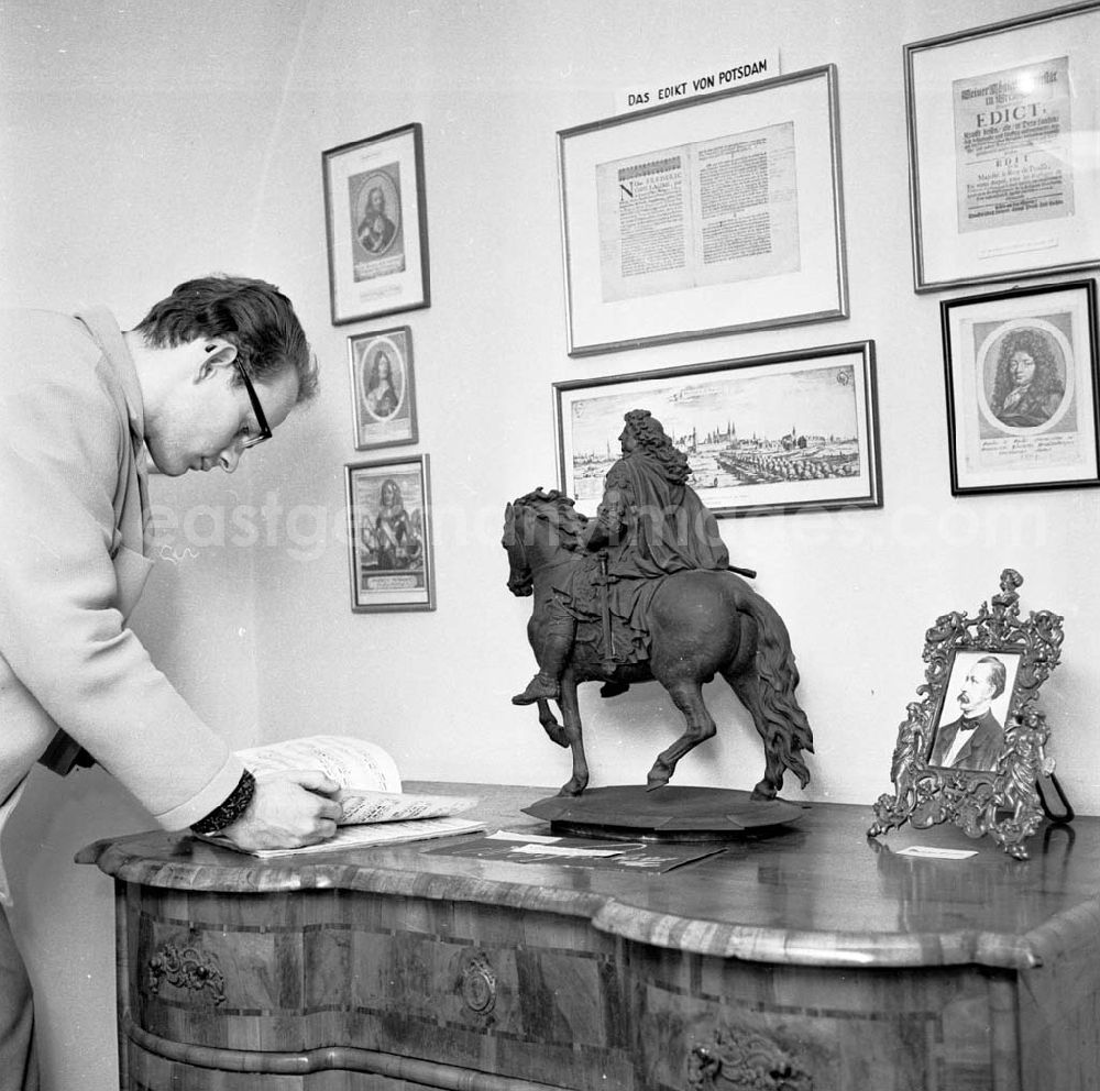 GDR photo archive: Berlin - Blick in das Hugenottenmuseum Rüstung aus den Hugenottenkriegen 1562-1570 22.10.1965 Umschlagsnr.: 1965-2