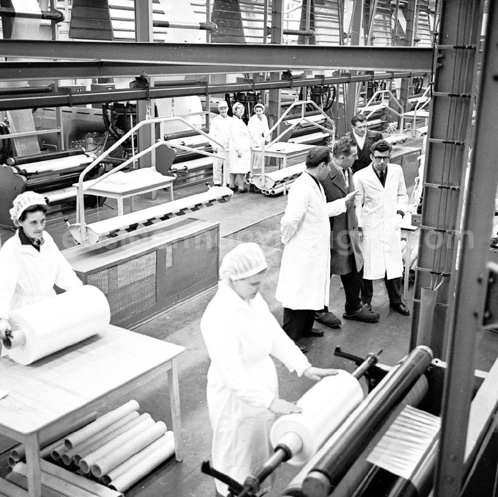 GDR picture archive: Weißandt-Gölzau - Der jüngste Betrieb unserer chemischen Industrie - der VEB - Gölzaplast - begann in der Frühschicht des Dienstags mit der Produktion von Folien aus Hochdruck - Polyäthylen.