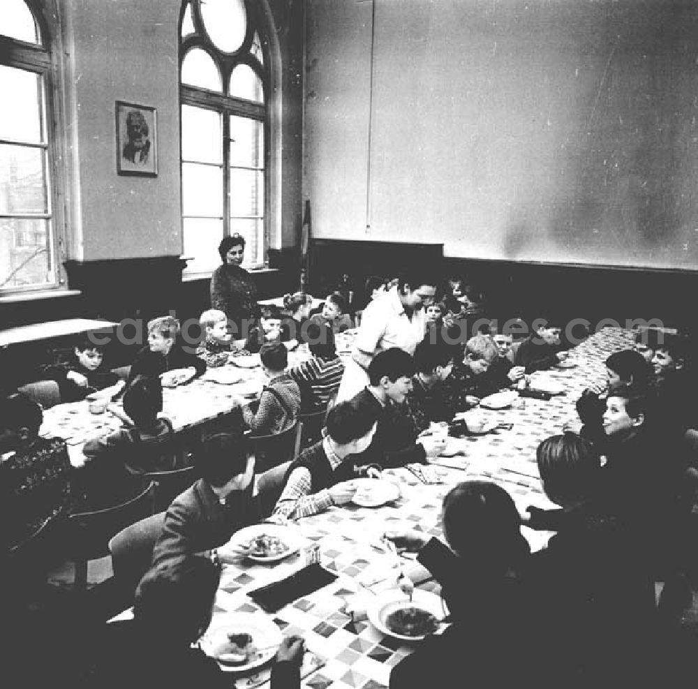 GDR picture archive: Berlin - 17.Oberschule Köpenick, Schulspeisung 27.