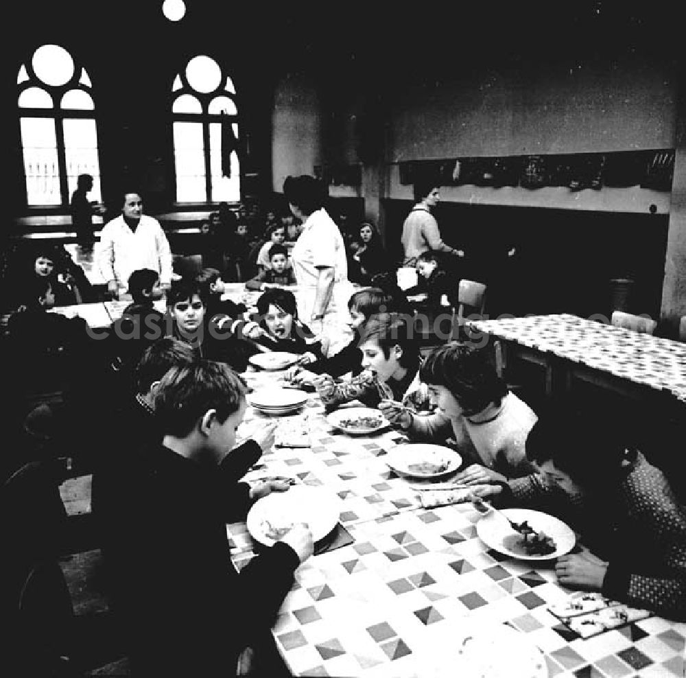 GDR image archive: Berlin - 17.Oberschule Köpenick, Schulspeisung 27.