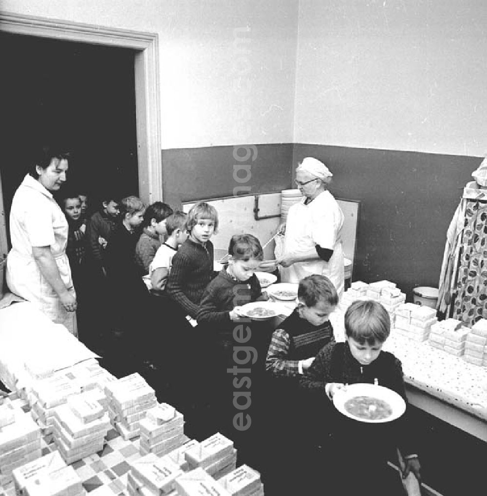 GDR photo archive: Berlin - 17.Oberschule Köpenick, Schulspeisung 27.