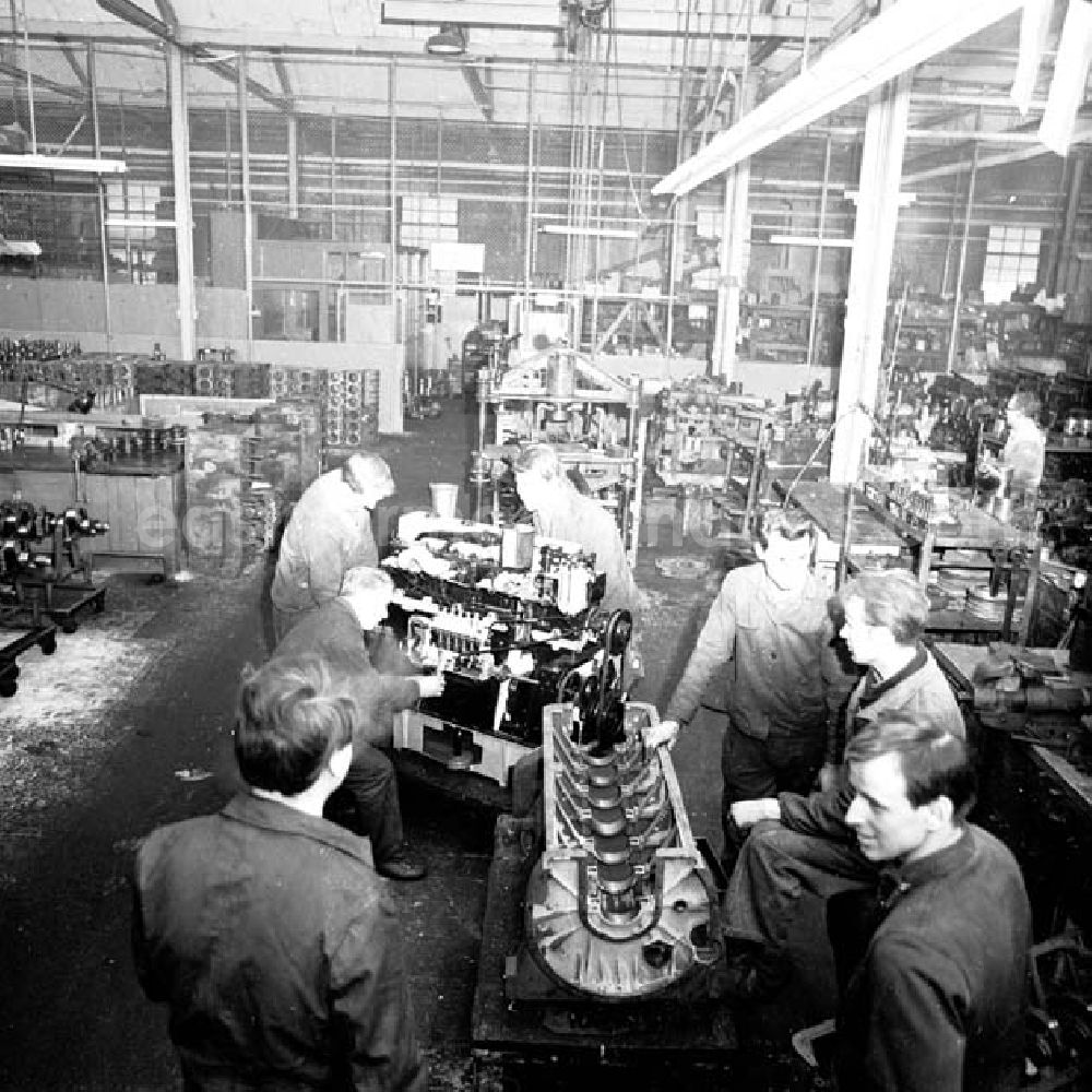 GDR image archive: Berlin - Lastkraftwagenreperaturwerk für H6 Motoren. Ernst Thälmann Brigade 10.