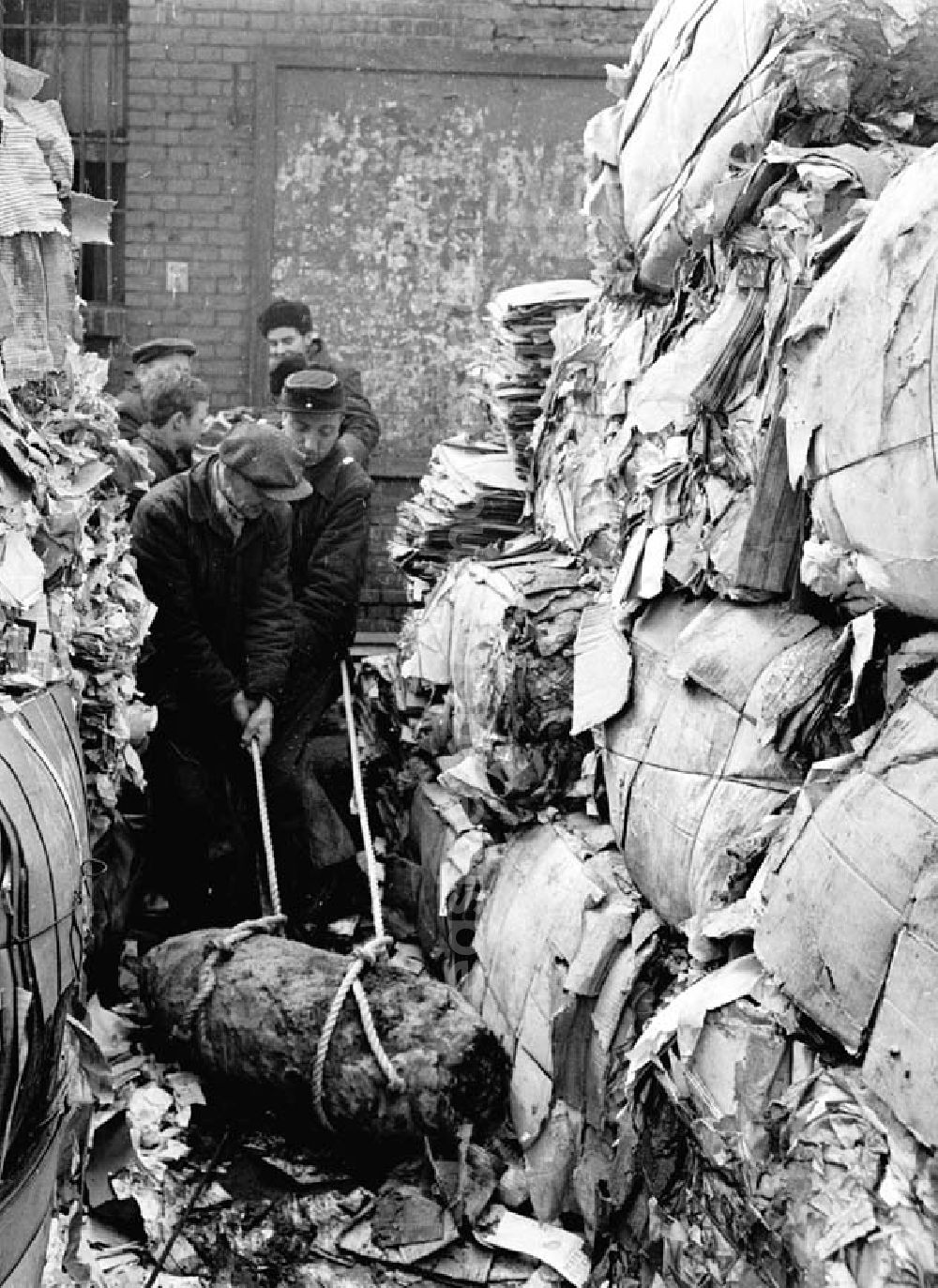 GDR photo archive: Berlin - Hauptmann Bahrs Meisterstück 5 - Zentner - Bombe am Ostbahnhof entschärft 16.