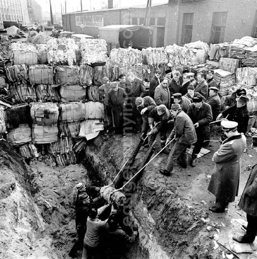 GDR picture archive: Berlin - Hauptmann Bahrs Meisterstück 5 - Zentner - Bombe am Ostbahnhof entschärft 16.