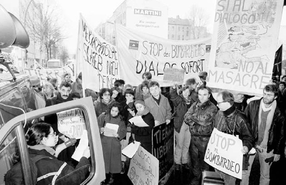 GDR image archive: unbekannt - Demonstration gegen Mexico Bombardements 12.1.1994 Umschlagsnr.: 1994-11