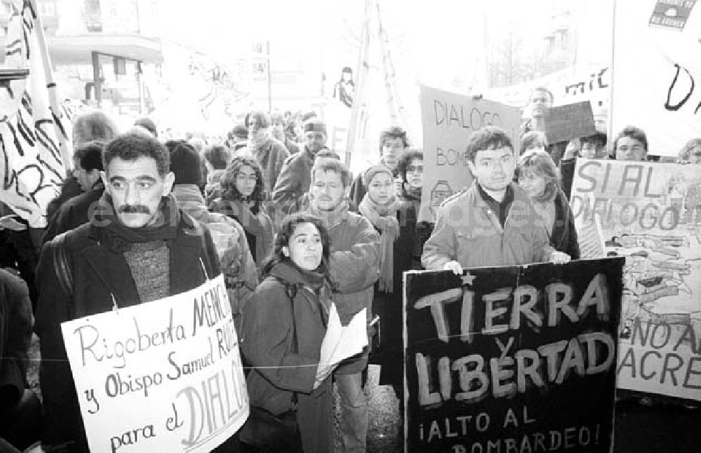 GDR photo archive: unbekannt - Demonstration gegen Mexico Bombardements 12.1.1994 Umschlagsnr.: 1994-11