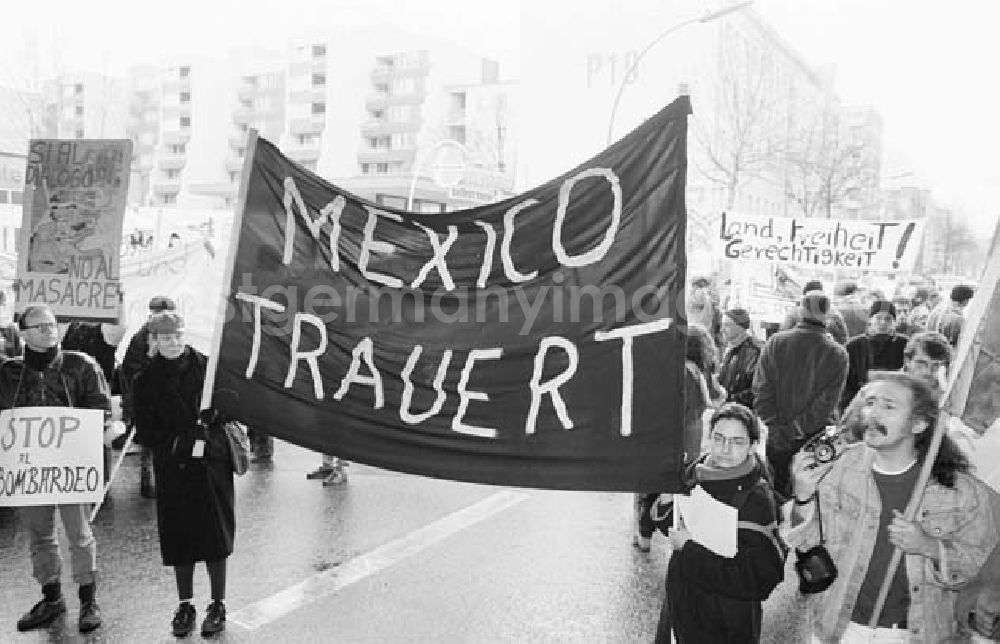 GDR picture archive: unbekannt - Demonstration gegen Mexico Bombardements 12.1.1994 Umschlagsnr.: 1994-11