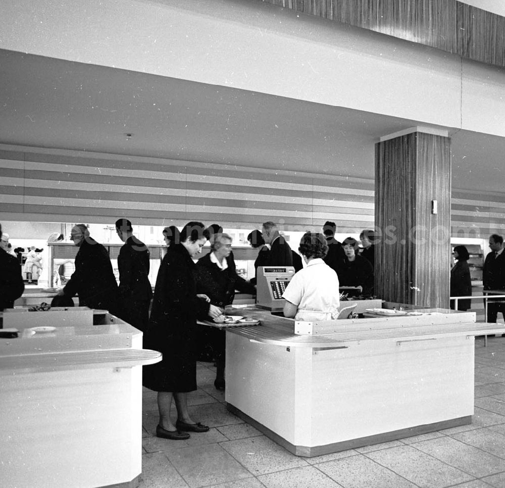 GDR picture archive: Berlin - In der Betriebsgaststätte Clara - Zetkin - Str. werden mit Selbstbedienung in der Mittagszeit täglich bis zu 3000 Essen ausgegeben 14.