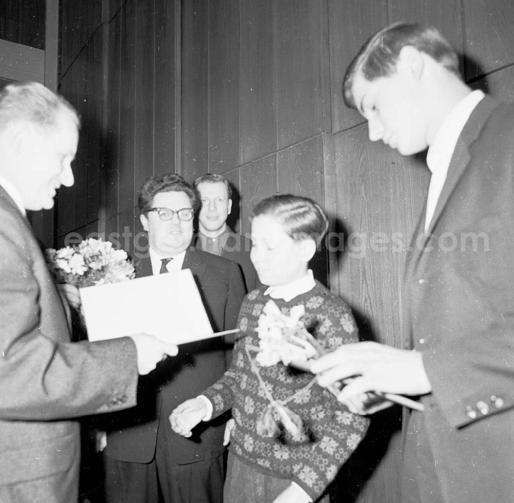 GDR photo archive: Berlin - Gestern abend wurden im Marx - Engels - Auditorium der Humboldt - Universität die Preisträger des Bezirksausschusses der Olympiade junger Mathematiker ausgezeichnet. Studienrat Werner Gsell beglückwünscht den Schüler Rauer Kirchner (17. Oberschule Treptow) zum 1.Preis der Klassenstufe 8 18.