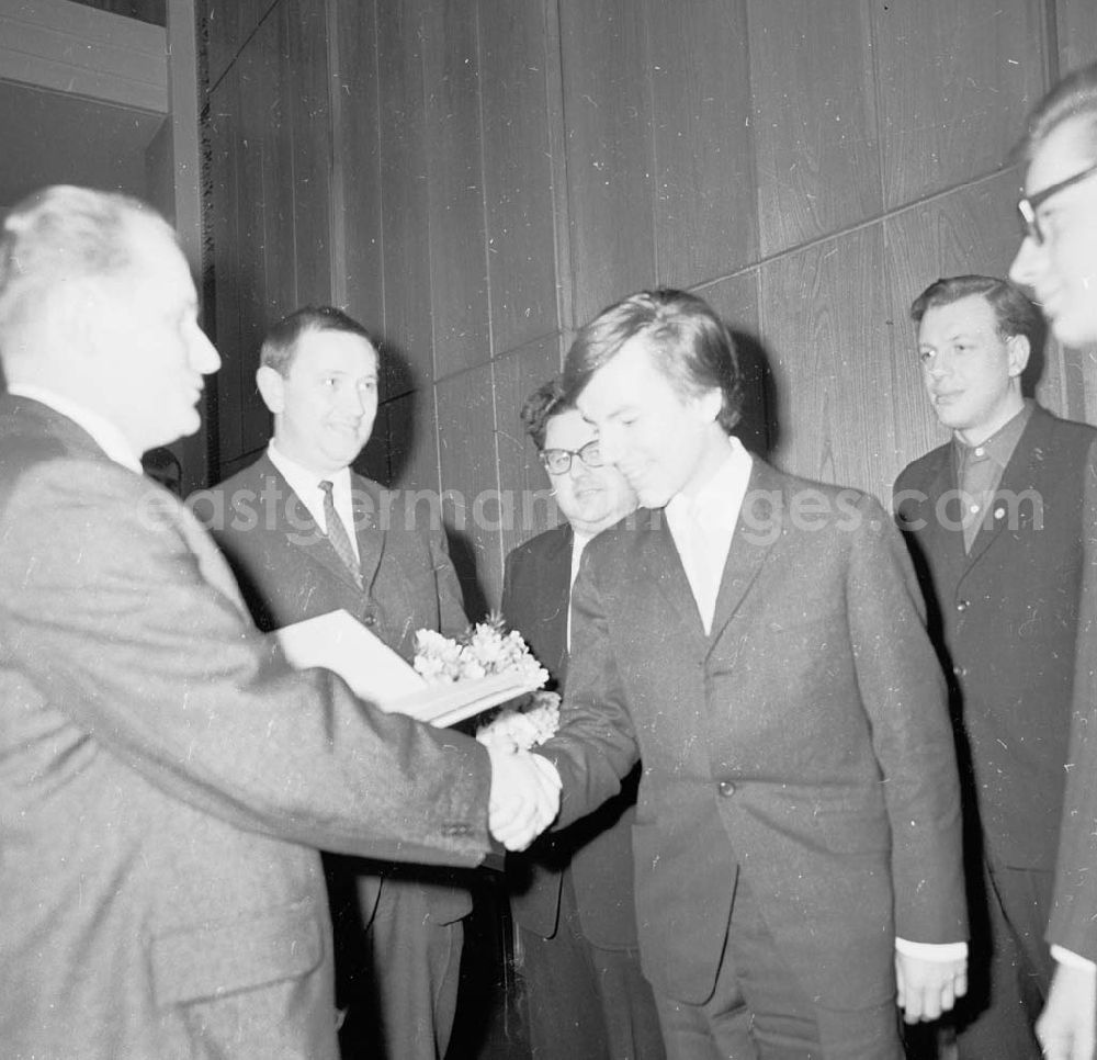 Berlin: Gestern abend wurden im Marx - Engels - Auditorium der Humboldt - Universität die Preisträger des Bezirksausschusses der Olympiade junger Mathematiker ausgezeichnet. Studienrat Werner Gsell beglückwünscht den Schüler Rauer Kirchner (17. Oberschule Treptow) zum 1.Preis der Klassenstufe 8 18.