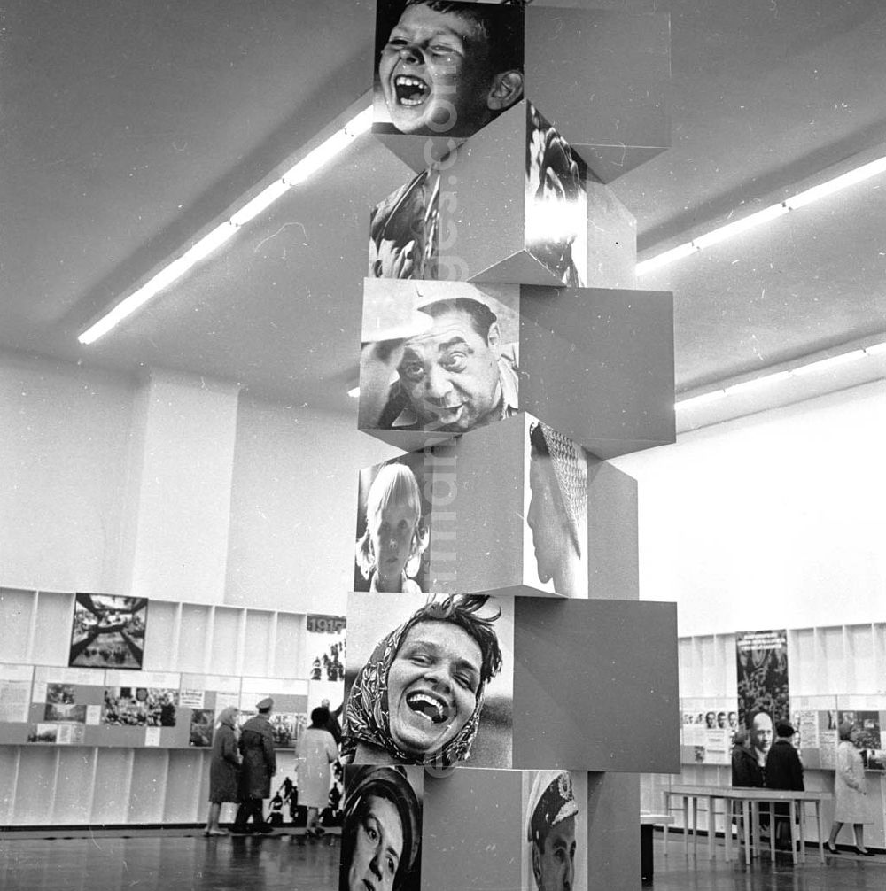 Berlin: Ausstellung 20 Jahre SED 28.03.1966 Umschlagsnr.: 1966-10