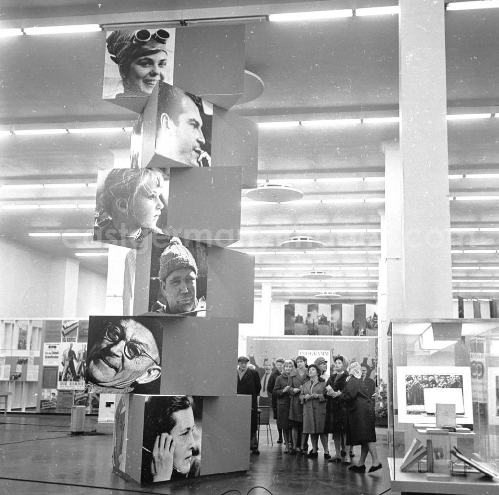 GDR image archive: Berlin - Ausstellung 20 Jahre SED 28.03.1966 Umschlagsnr.: 1966-10