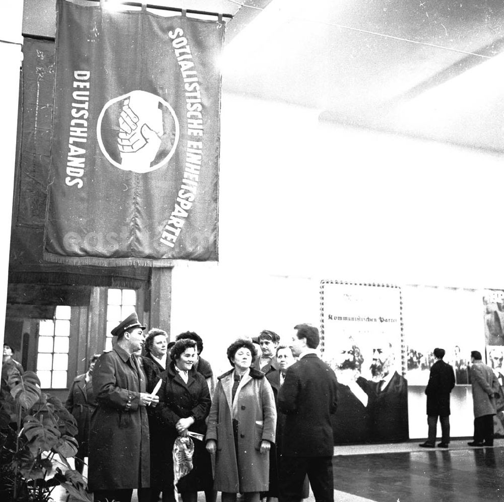 GDR picture archive: Berlin - Ausstellung 20 Jahre SED 28.03.1966 Umschlagsnr.: 1966-10