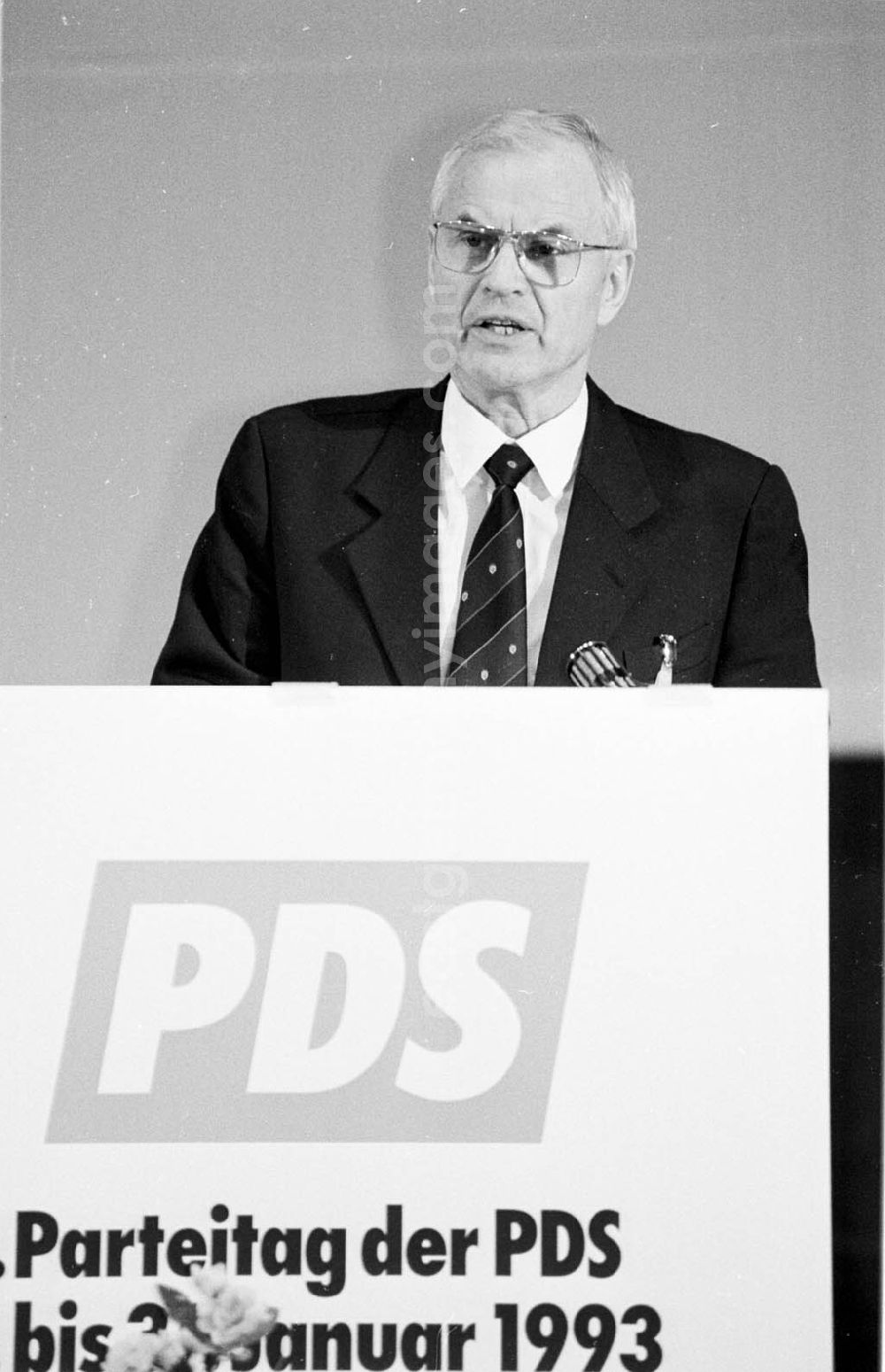 GDR picture archive: Berlin - Beginn des 3. PDS-Parteitags, Hans Modrow 29.