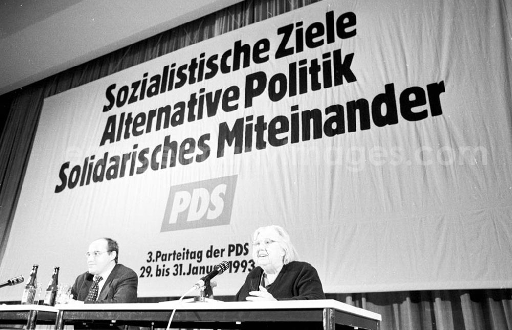 Berlin: Beginn des 3. PDS-Parteitags 29.