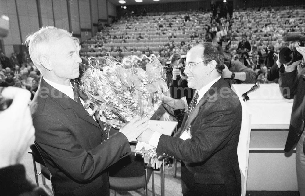 GDR image archive: Berlin - Beginn des 3. PDS-Parteitags, Hans Modrow und Gregor Gysi 29.