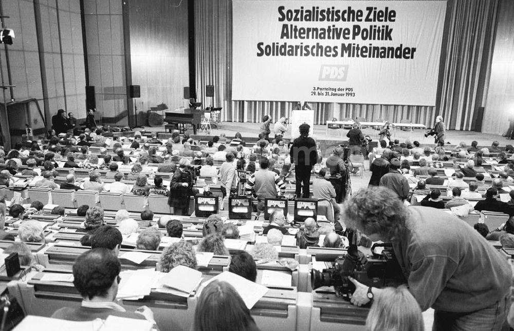 GDR photo archive: Berlin - Beginn des 3. PDS-Parteitags 29.