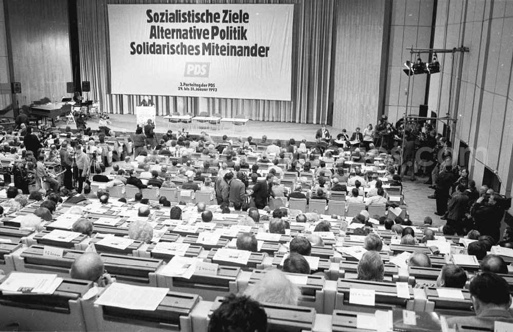 GDR picture archive: Berlin - Beginn des 3. PDS-Parteitags 29.