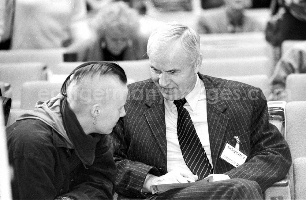 GDR photo archive: Berlin - 3. PDS-Parteitag, Angela Marquard und Hans Modrow 31.