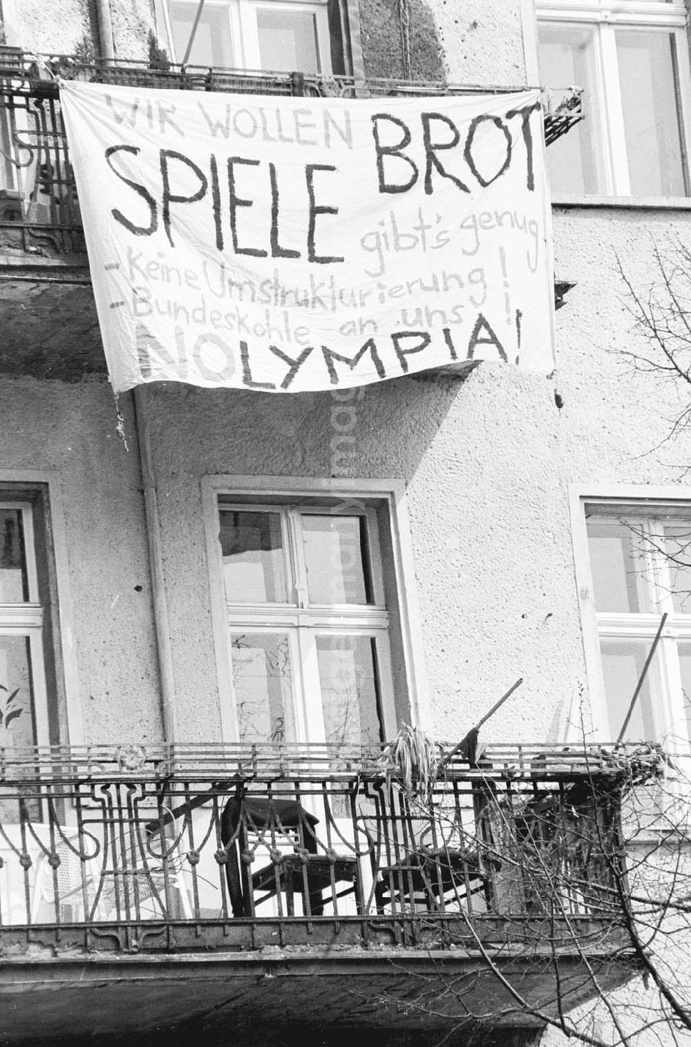 GDR photo archive: Berlin - No-Olympia-Losung in der Grünebergerstraße 74 13.