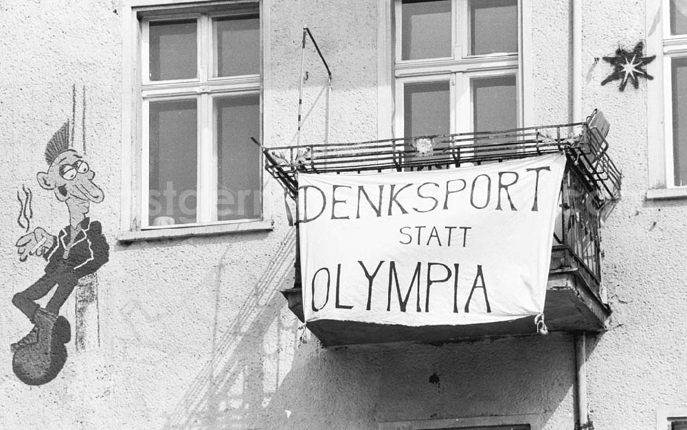 GDR picture archive: Berlin - No-Olympia-Losung in der Grünebergerstraße 74 13.