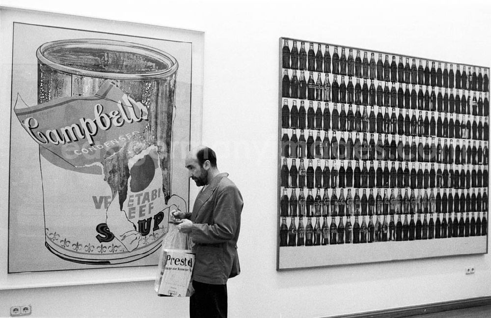 GDR photo archive: Berlin - Ausstellung Amerikanische Kunst des 20. Jahrhunderts in der Neuen Nationalgalerie 07.