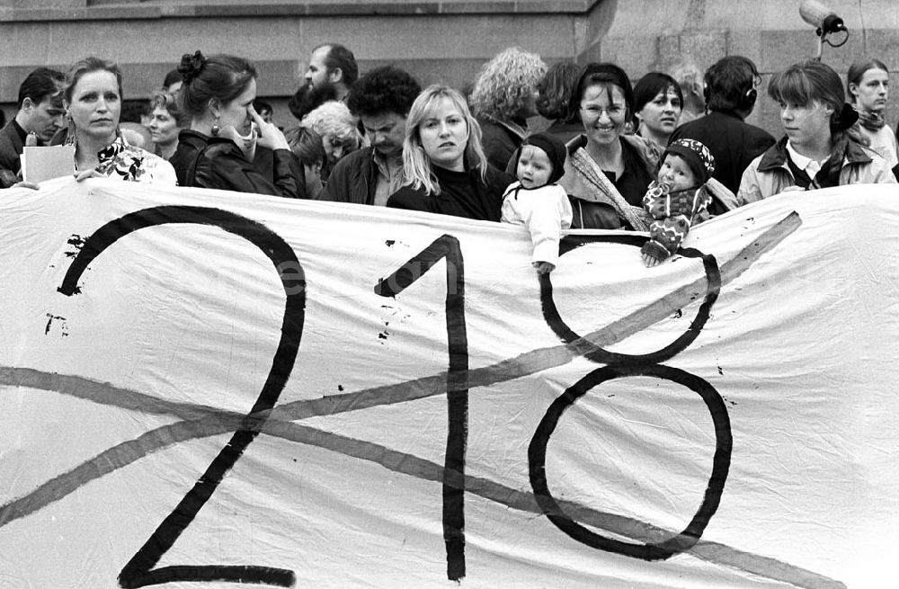 GDR picture archive: Berlin - Demonstration gegen Paragraph 218 28.