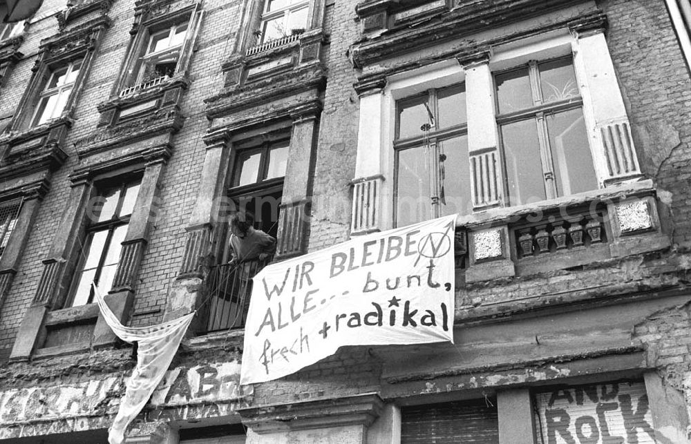 GDR image archive: Berlin - Besetztes Haus in der Scharnweberstraße 129 11.08.1993 Umschlagsnr.: 1993-2