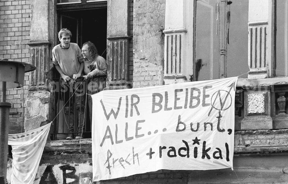 GDR photo archive: Berlin - Besetztes Haus in der Scharnweberstraße 129 11.08.1993 Umschlagsnr.: 1993-2