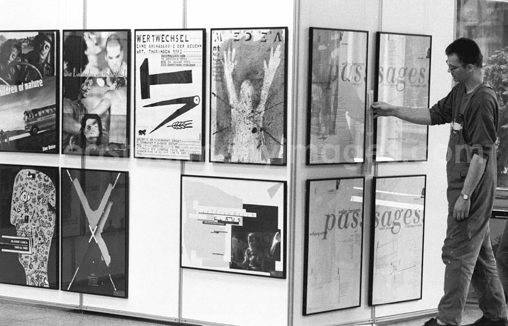 GDR photo archive: Berlin - Ausstellung 100 Plakate 17.06.1993 Umschlagsnr.: 1993-17