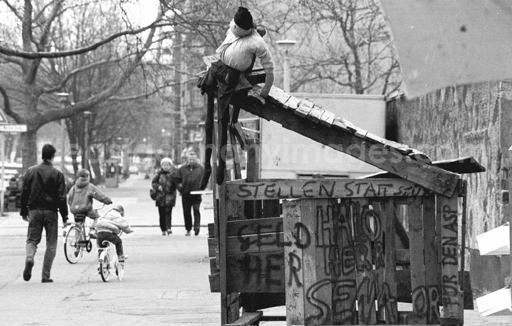 Berlin: Plastik vor Kollwitzstraße 65 07.