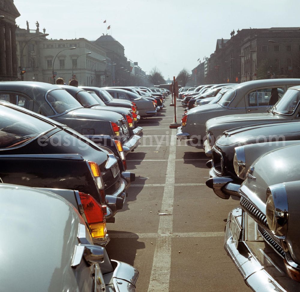 GDR picture archive: Berlin - Blick über die parkenden Autos auf dem Mittelstreifen Unter den Linden in Berlin-Mitte Richtung Brandenburger Tor.