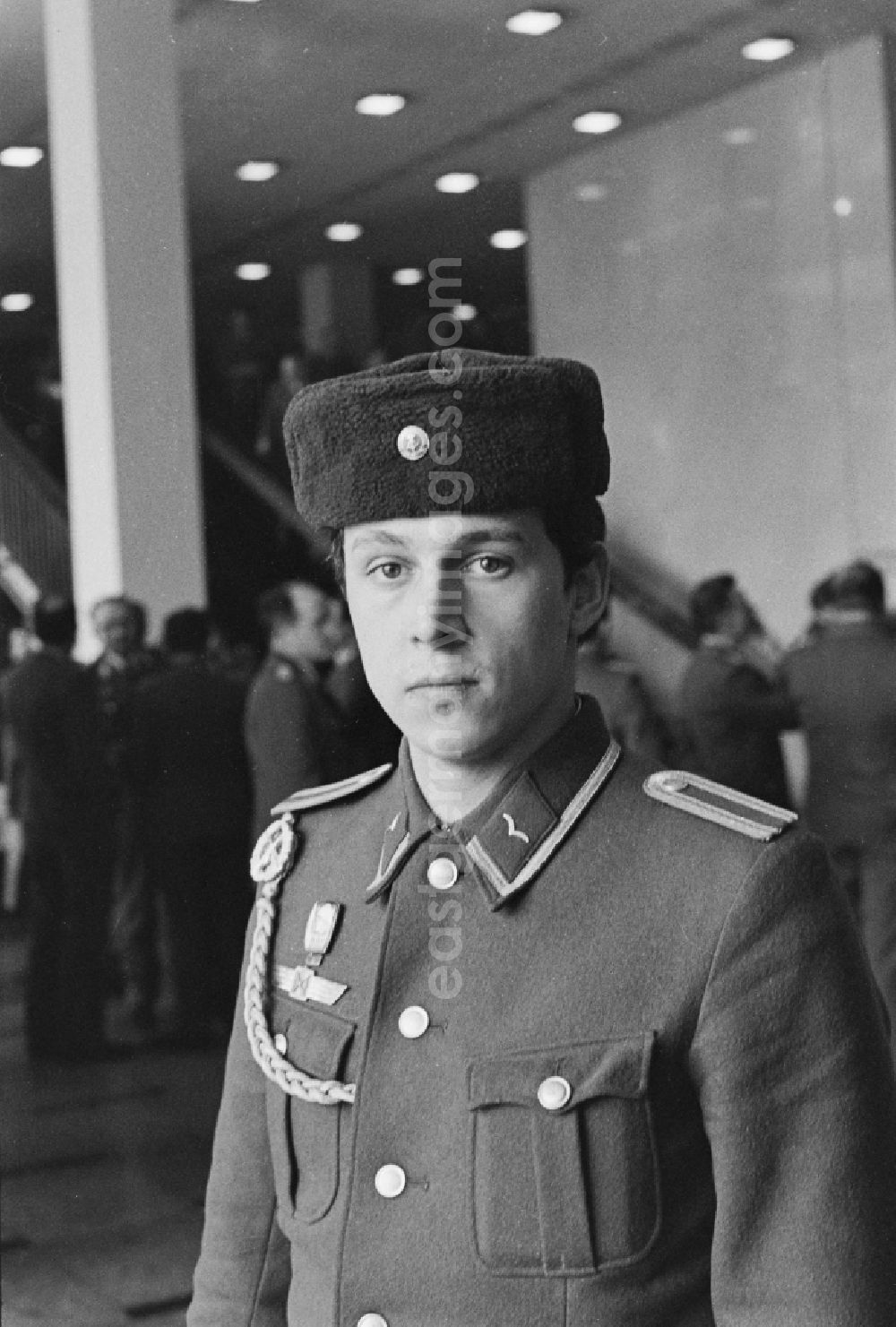 Dresden: Non-commissioned officer as a member of the NVA National People's Army at the delegate conference in the Kulturpalast in the Altstadt district of Dresden, Saxony in the territory of the former GDR, German Democratic Republic