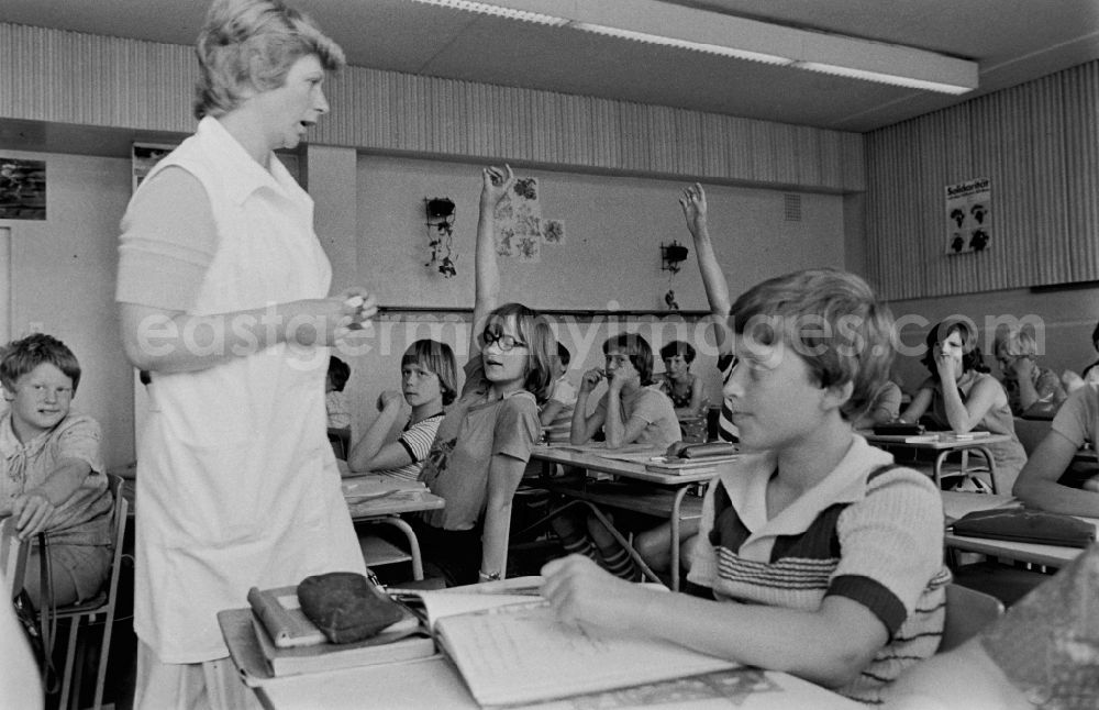 GDR image archive: Berlin - Geometry - teaching students in a classroom of the 14th Polytechnic High School Lichtenberg in Berlin East Berlin in the territory of the former GDR, German Democratic Republic