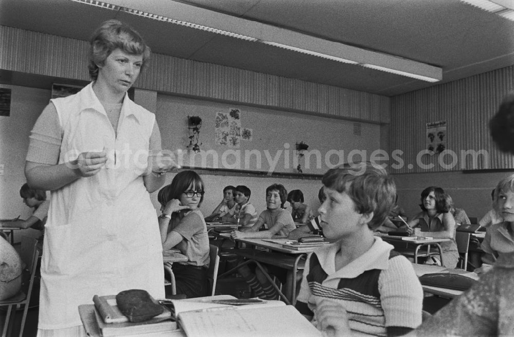 GDR image archive: Berlin - Geometry - teaching students in a classroom of the 14th Polytechnic High School Lichtenberg in Berlin East Berlin in the territory of the former GDR, German Democratic Republic