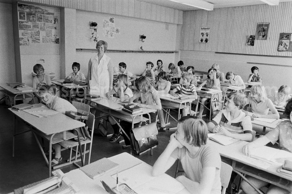 GDR photo archive: Berlin - Geometry - teaching students in a classroom of the 14th Polytechnic High School Lichtenberg in Berlin East Berlin in the territory of the former GDR, German Democratic Republic