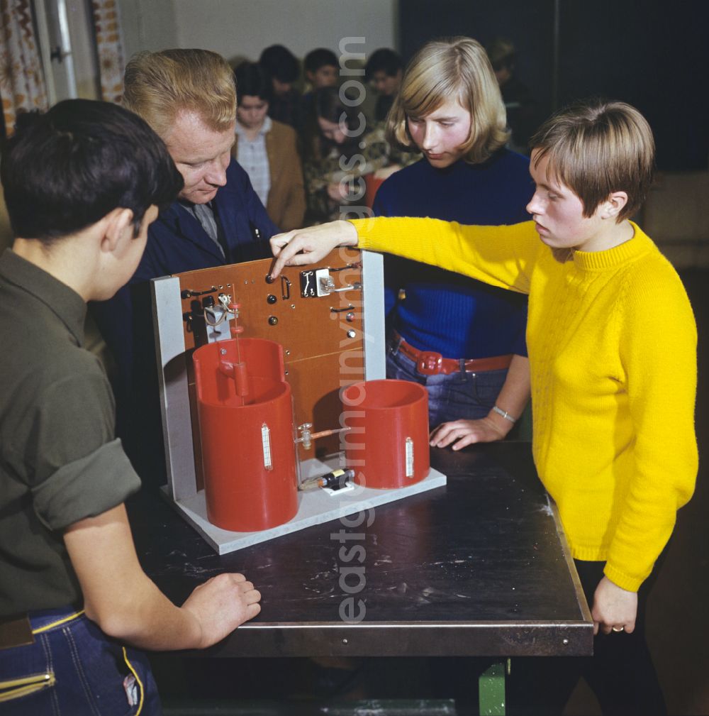 GDR photo archive: Vetschau/Spreewald - Teaching students in a polytechnic class in the power plant in Luebbenau/Spreewald, Brandenburg in the territory of the former GDR, German Democratic Republic