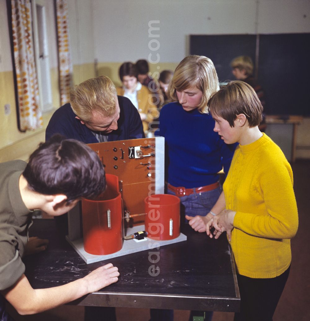 GDR picture archive: Vetschau/Spreewald - Teaching students in a polytechnic class in the power plant in Luebbenau/Spreewald, Brandenburg in the territory of the former GDR, German Democratic Republic