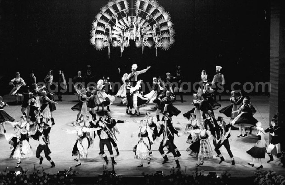 GDR photo archive: Berlin Mitte - 28.07.1973 Uraufführung Galaprogramm Staatsoper Veröffentlicht 30.